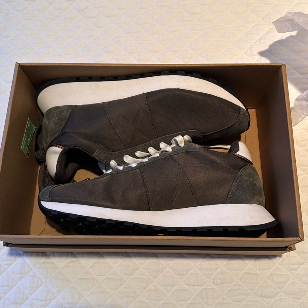 Paul Smith 70’s Shoes in khaki. Size 9 US never worn with Box